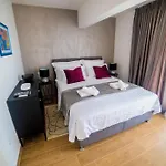 76 - Modern With On-site Private Parking سبليت