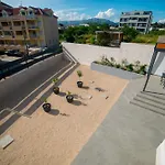 76 - Modern With On-site Private Parking شقة