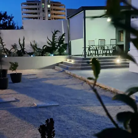 76 - Modern With On-site Private Parking Apartmán *