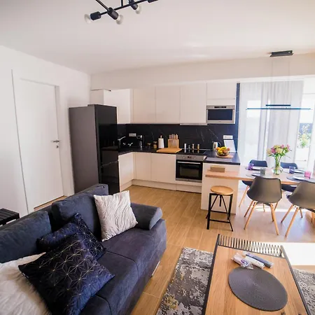 76 - Modern With On-site Private Parking شقة *