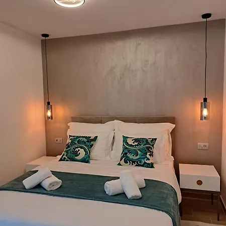 76 - Modern With On-site Private Parking Apartmán *