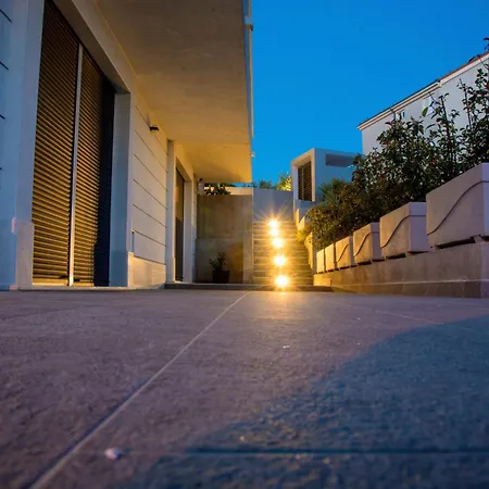76 - Modern With On-site Private Parking Apartmán