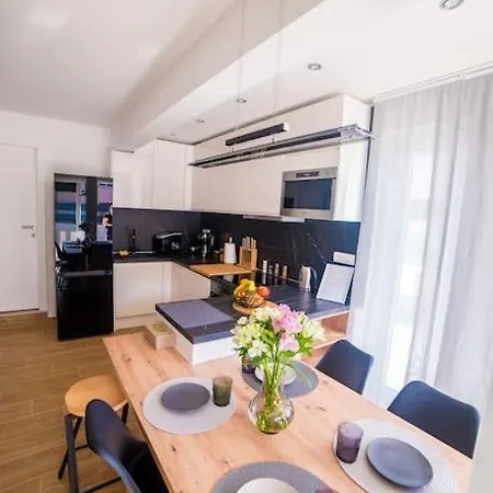 76 - Modern With On-site Private Parking Apartament *