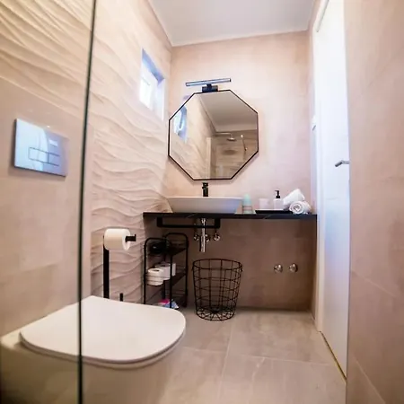 76 - Modern With On-site Private Parking Apartament