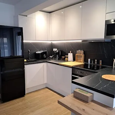 Apartament 76 - Modern With On-site Private Parking *