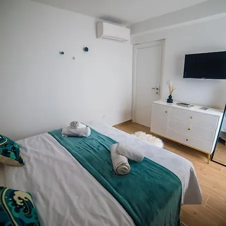 76 - Modern With On-site Private Parking * Split