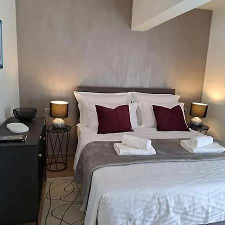 76 - Modern With On-site Private Parking Apartament