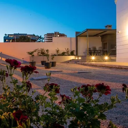 Apartament 76 - Modern With On-site Private Parking *