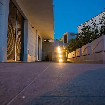 Apartament 76 - Modern With On-site Private Parking