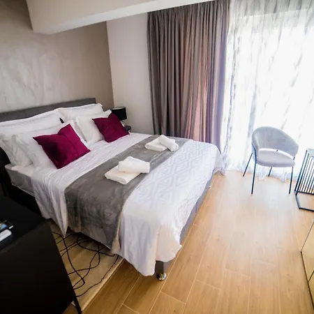 76 - Modern With On-site Private Parking Apartmán