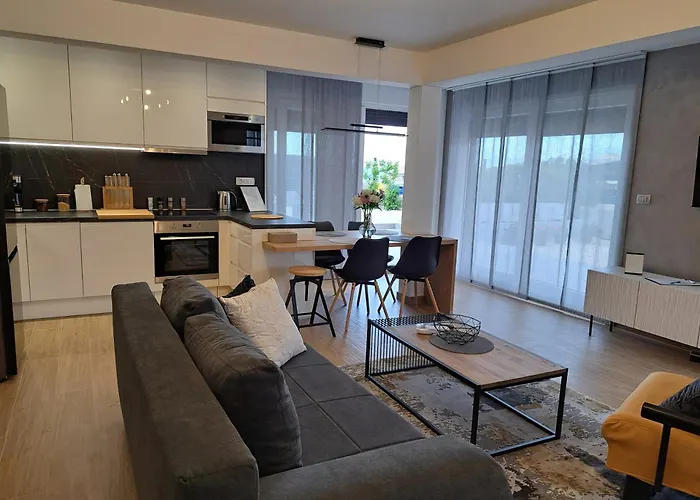 76 - Modern With On-site Private Parking Apartment