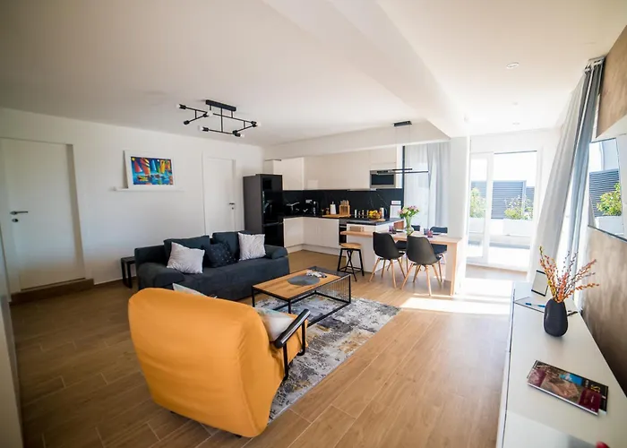 76 - Modern With On-site Private Parking * Split