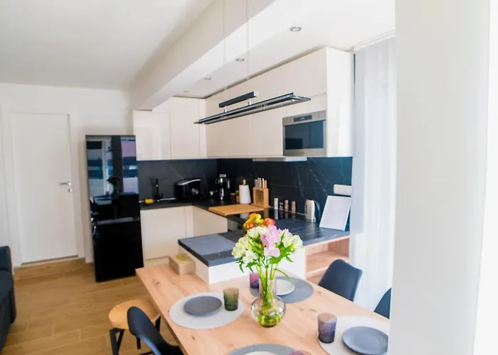 76 - Modern With On-site Private Parking Apartamento Split