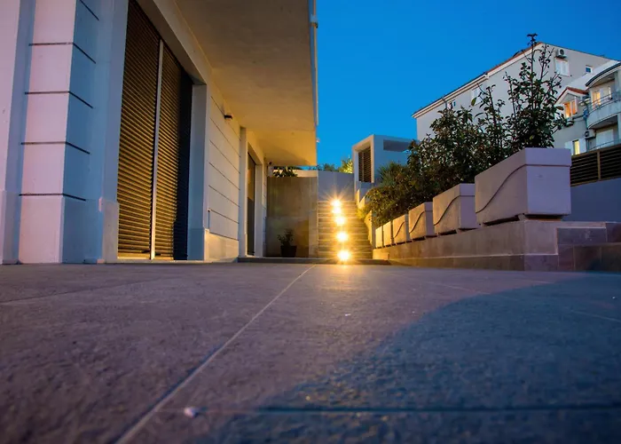 76 - Modern With On-site Private Parking Apartment