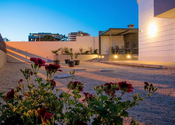Apartment 76 - Modern With On-site Private Parking Split