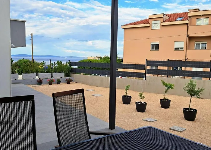 Apartment 76 - Modern With On-site Private Parking