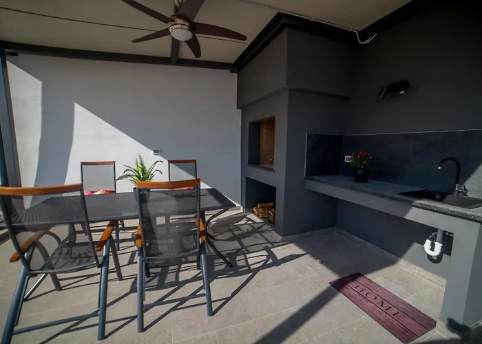 Apartment 76 - Modern With On-site Private Parking