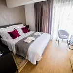 76 - Modern With On-site Private Parking Апартаменты
