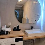 Апартаменты 76 - Modern With On-site Private Parking *