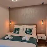 76 - Modern With On-site Private Parking Апартаменты *