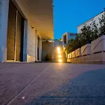 76 - Modern With On-site Private Parking Апартаменты