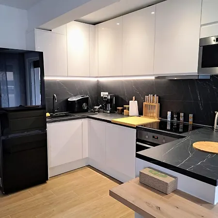 76 - Modern With On-site Private Parking Апартаменты
