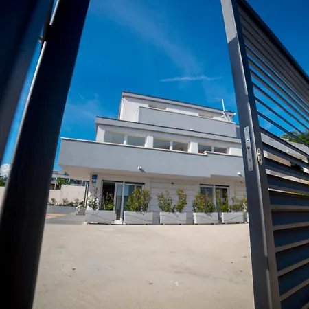 Lägenhet 76 - Modern With On-site Private Parking Split